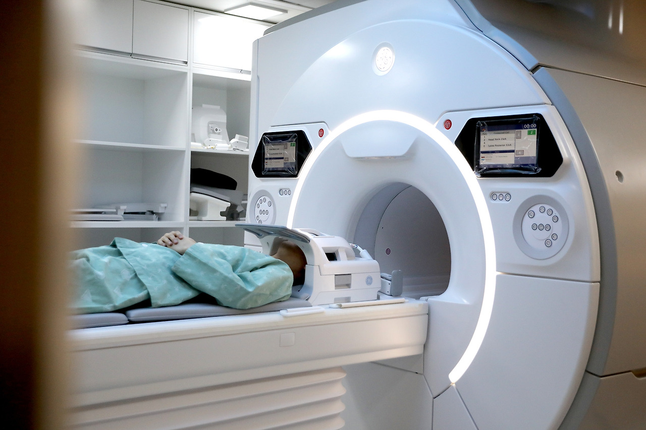 [사진]일산백병원이 최첨단 3T MRI인 GE 시그나 히어로(SIGNA Hero) 3T를 도입하고 본격적인 운영에 들어갔다. GE 시그나 히어로(SIGNA Hero) 3T MRI는 딥 러닝 기술인 에어 리컨 딥러닝 기술을 적용해 최대 60%가량 검사 시간을 단축하고 해상도를 2배 정도 향상 시킬 수 있다..jpg