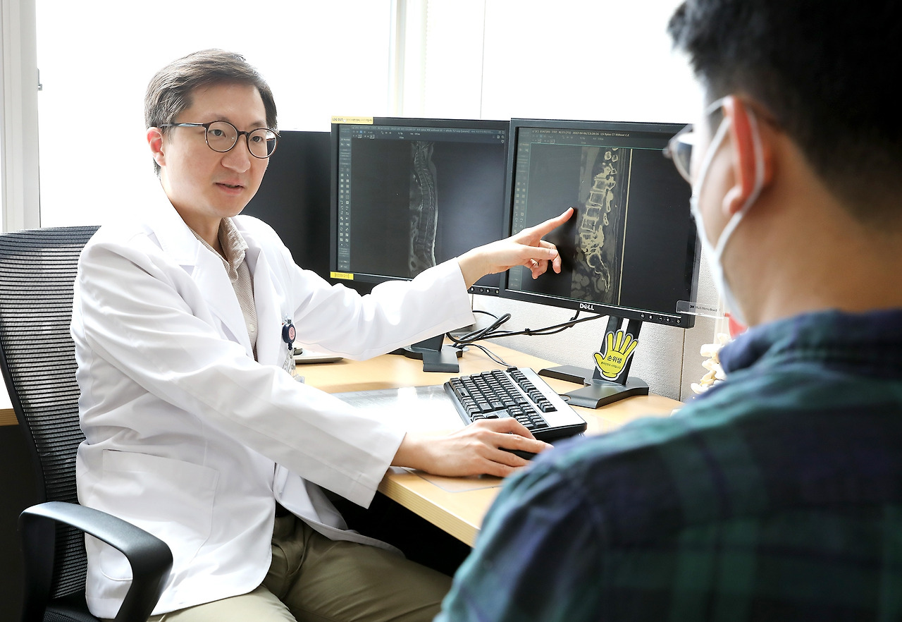 [사진]이병주 일산백병원 신경외과 교수가 등 통증의 원인에 대해서 설명하고 있다_1.jpg