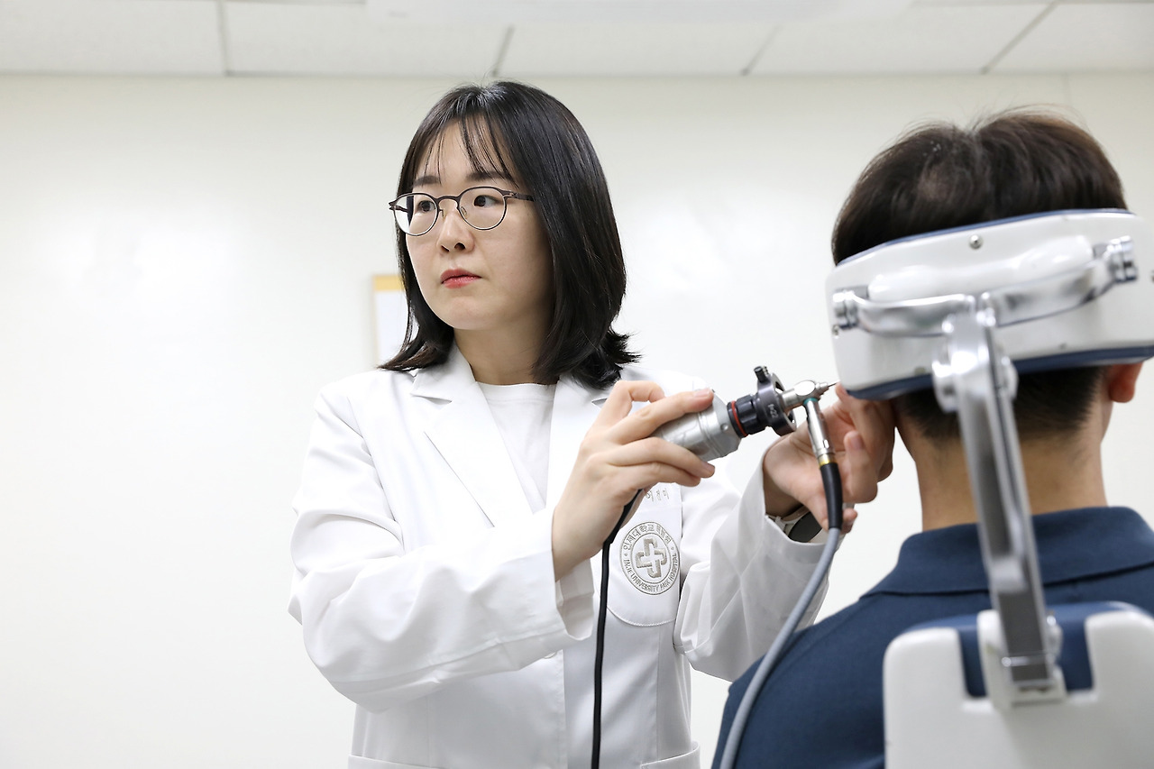 [사진] 일산백병원 이비인후과 이전미 교수가 수면무호흡증 환자를 분석한 결과 모든 주파수 대역에서 청력 손실이 나타나는 것을 확인했다..jpg
