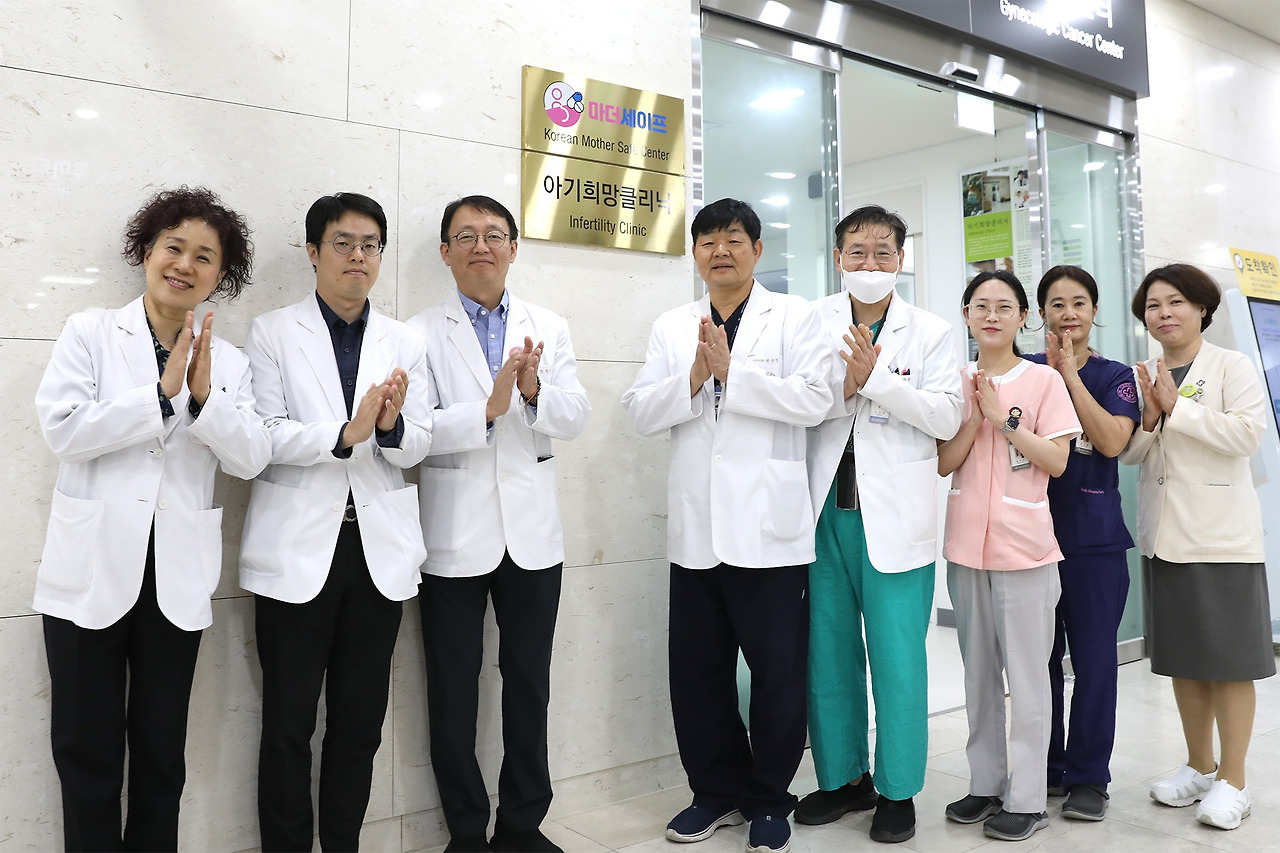 [사진] 인제대학교 일산백병원이 5월 26일, 임산부 및 예비 임신부를 위한 전문 상담 기관인 한국마더세이프센터 현판식을 개최하고 본격적인 운영에 들어갔다..jpg