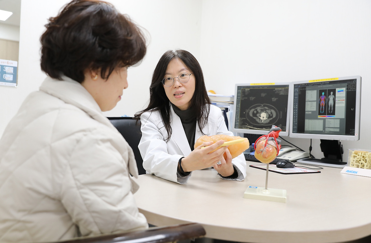 [사진]윤영숙 일산백병원 가정의학과 교수가 비만클리닉을 방문한 환자에게 비만이 혈관에 미치는 영향에 관해 설명하고 있다..jpg
