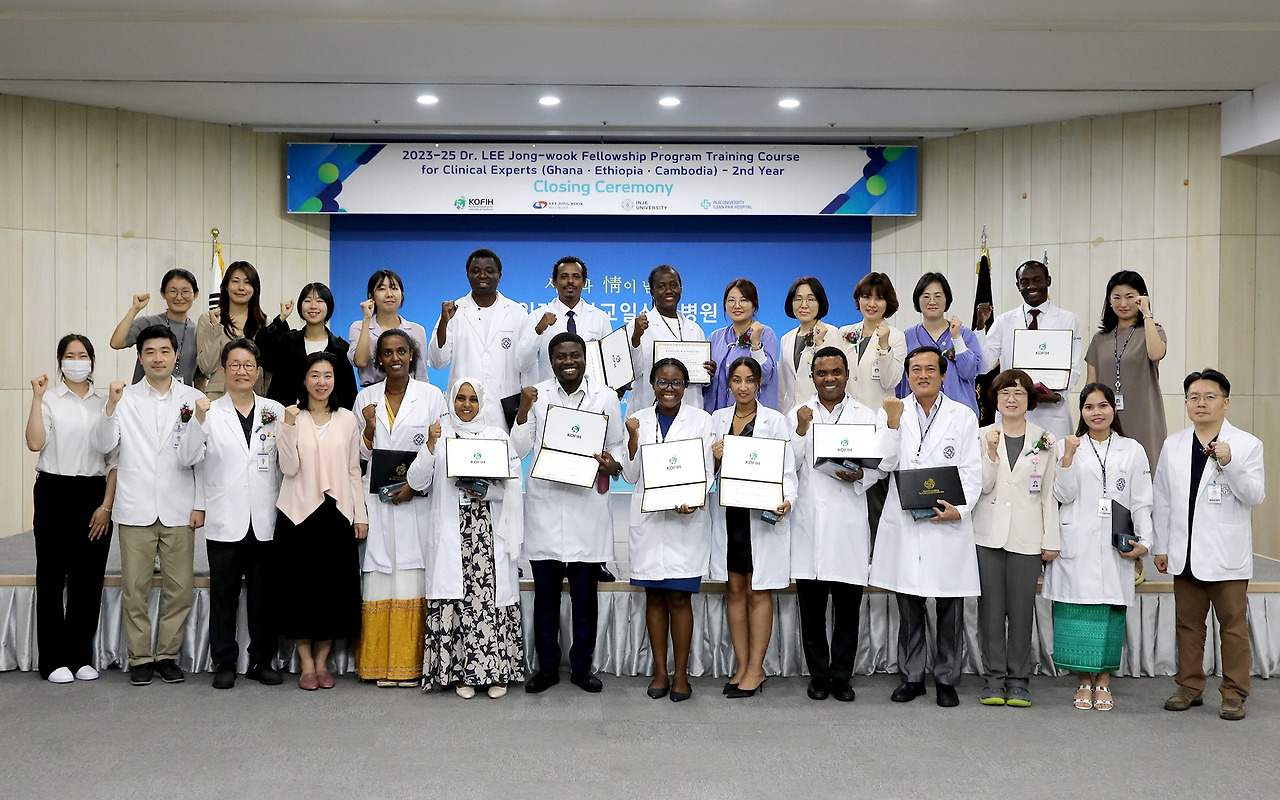[사진] 인제대학교 일산백병원이 4개월간 가나, 에티오피아, 캄보디아 의료진 12명을 대상으로 이종욱펠로우십 임상 과정을 마치고 9월 25일 병원 대강당에서 수료식을 개최했다..jpg