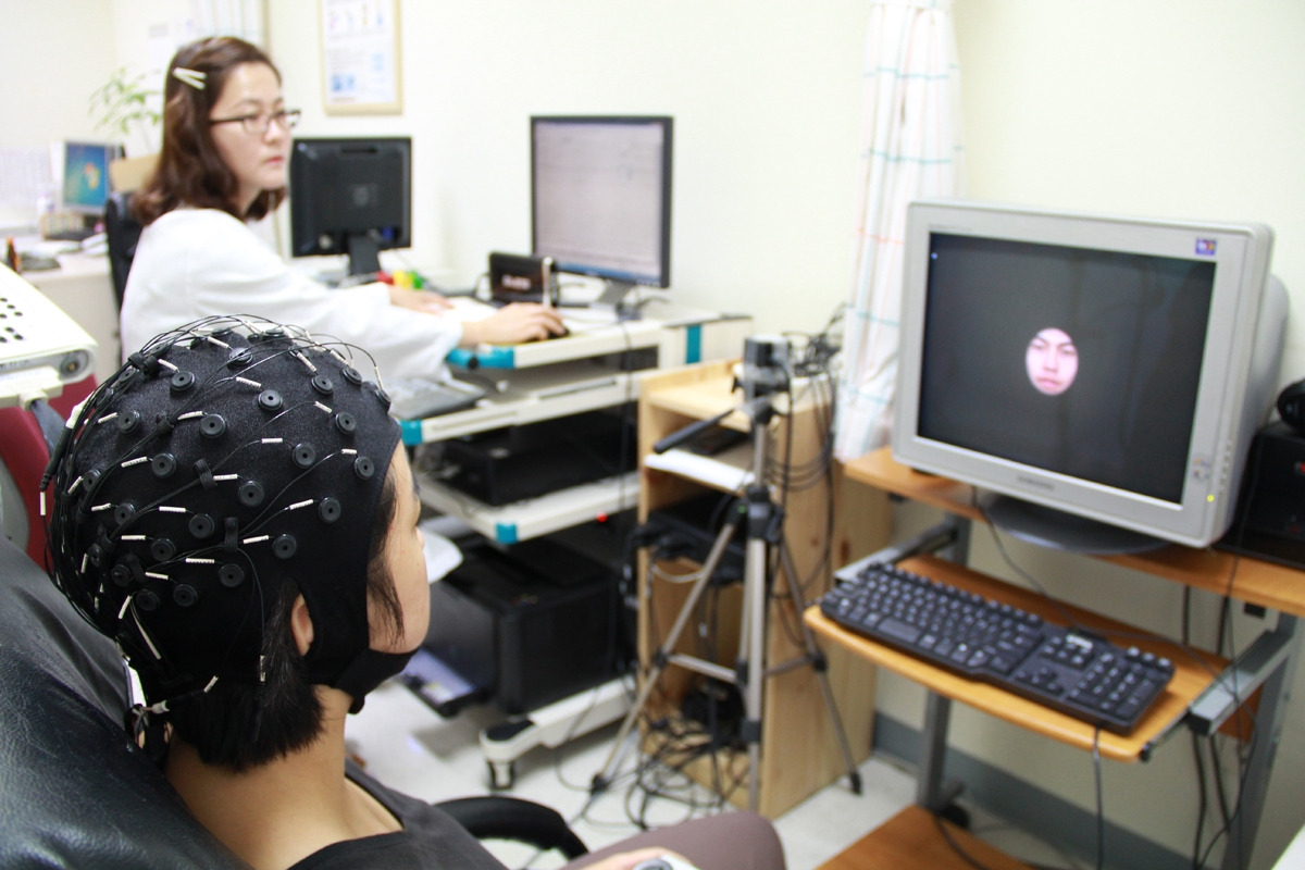 [사진]뇌파 검사 이미지(위 연구에서 진행된 실험 사진이 아닌 일반적인 뇌파검사 이미지 사진입니다).jpg