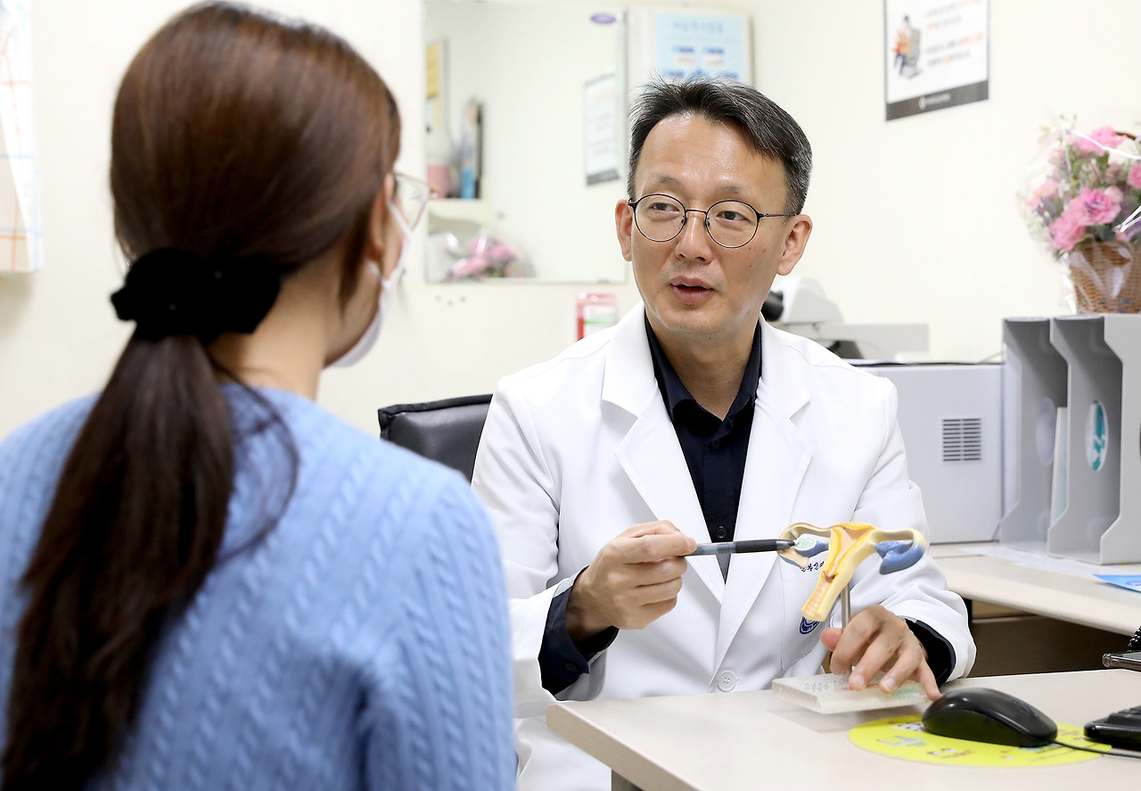 [사진] 전경철 일산백병원 산부인과 교수가 자궁내막증에 관해 환자에게 설명하고 있다..jpg
