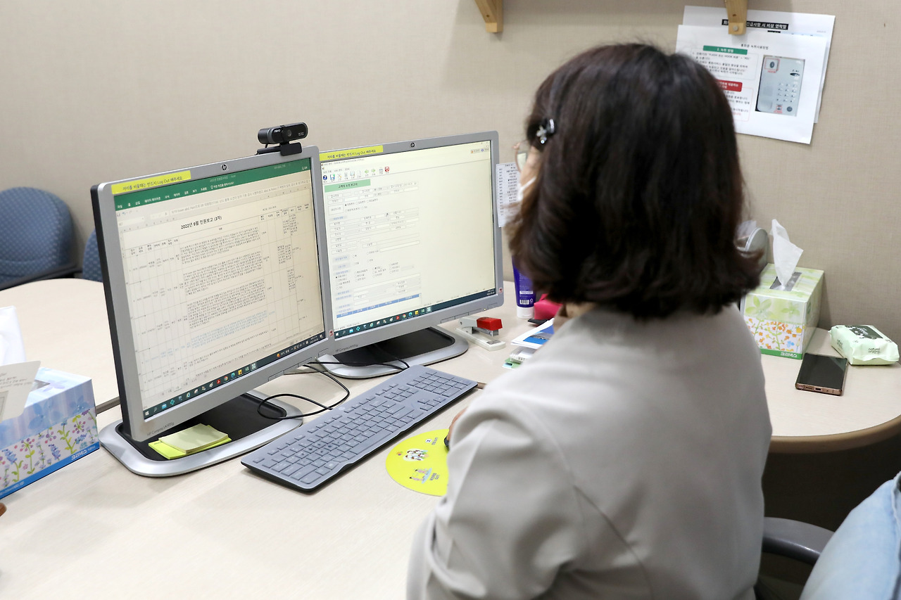[사진] 고객상담실 김수정 대리가 VOC 프로그램을 이용해 친절직원과 민원 접수 사항을 관리하고 있다.jpg