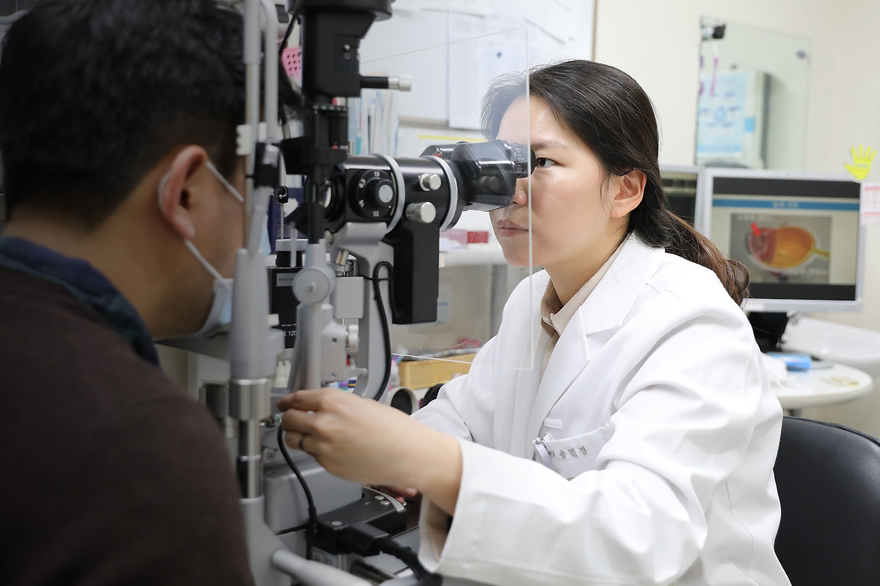 [사진] 송민경 일산백병원 안과 교수, 백내장 환자 진료이미지.jpg