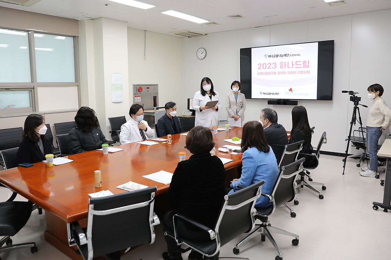 다문화가정 치료비 전달3.jpg