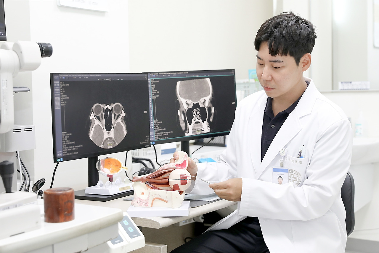 눈성형클리닉_안과 한동진 교수 보정2.jpg