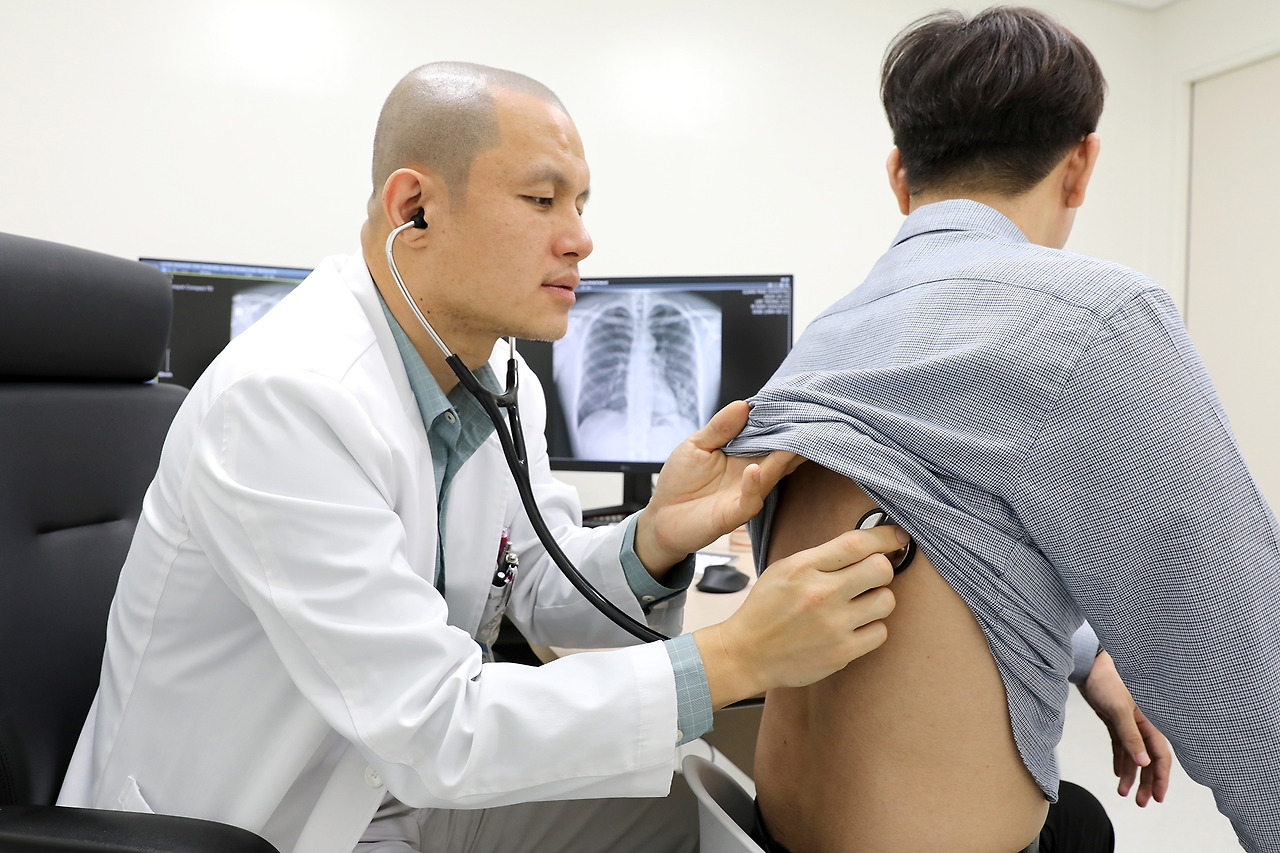 [사진] 일산백병원 호흡기내과 강형구 교수 진료장면1.jpg