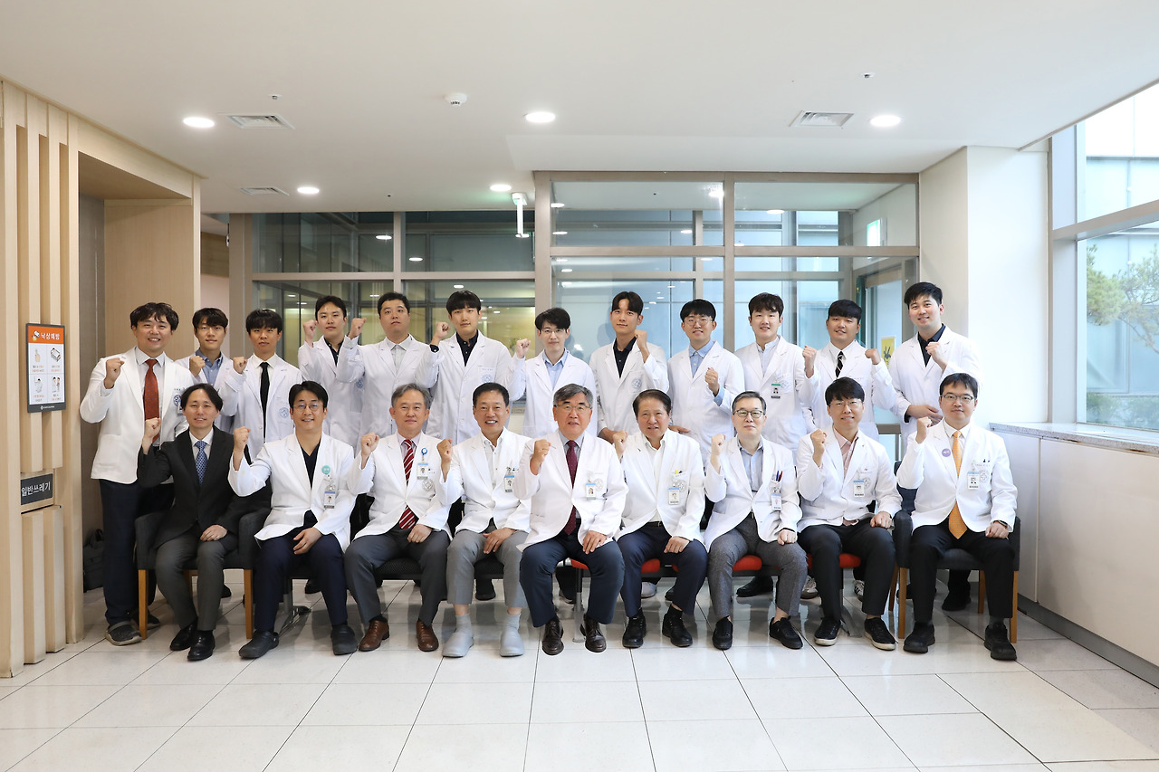 20240627_정형외과 의국 단체사진7_합성.jpg