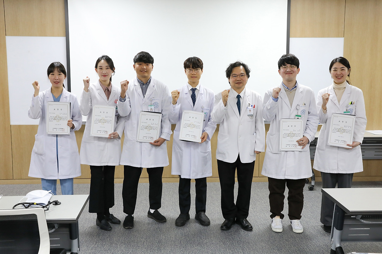 [사진] 일산백병원 최우수전공의상 수상자.jpg
