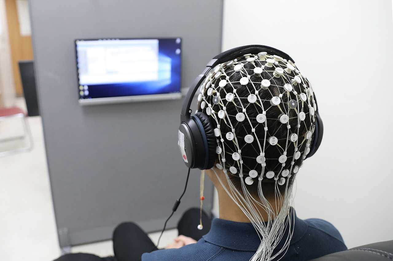 [사진] 뇌파 검사 이미지.jpg