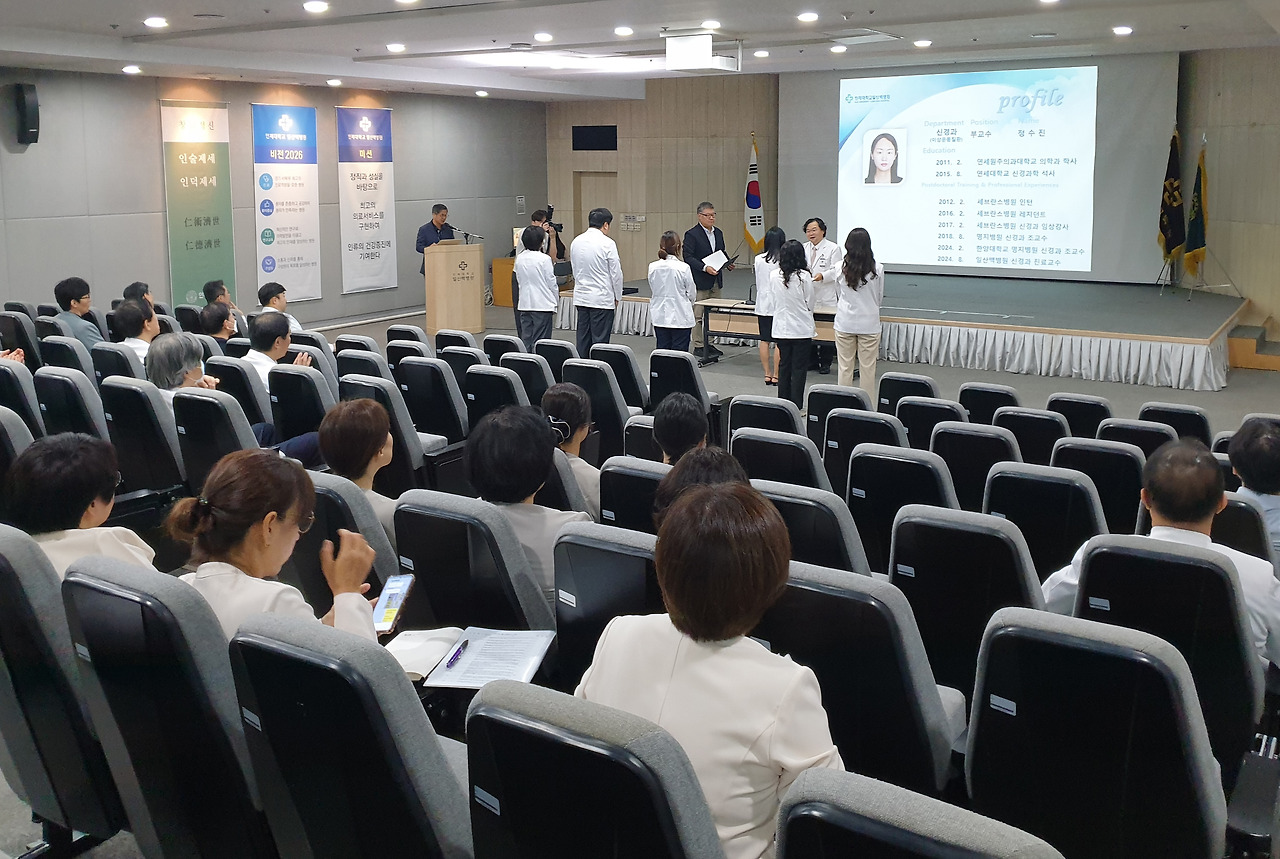 전임교수 발령장 수여.jpg