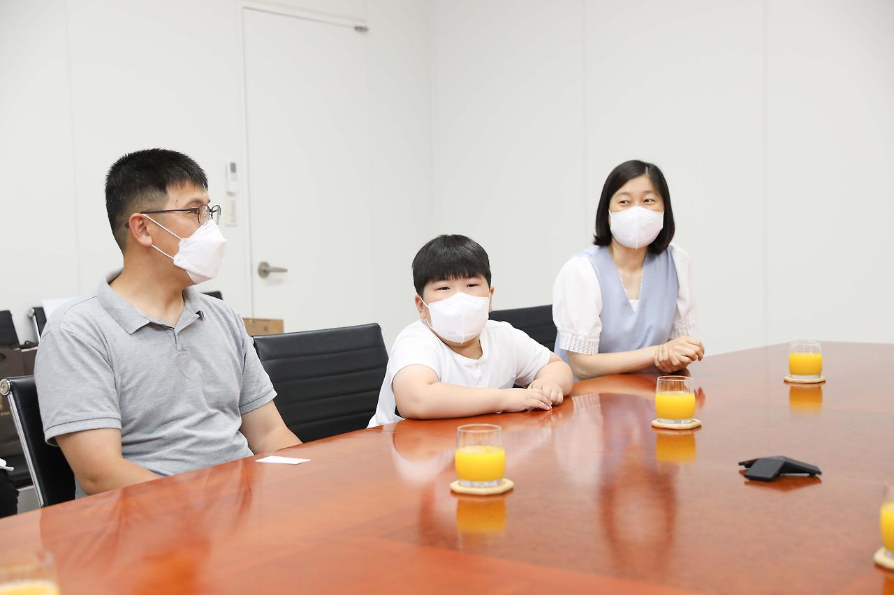 김선우 어린이 기부식 사진1.jpg