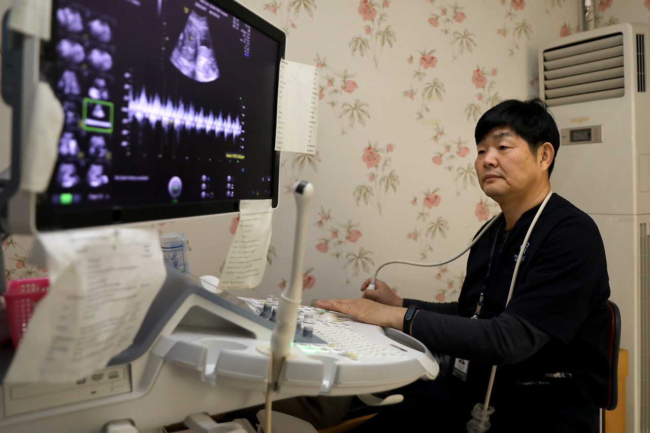 [사진] 한정열 산부인과 교수_초음파검사1.jpg