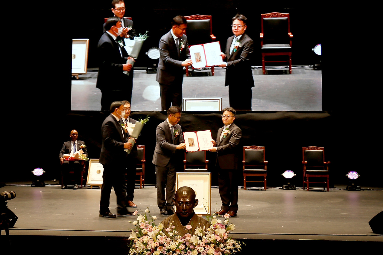 만해대상 시상식_김훈 교수 수상.jpg