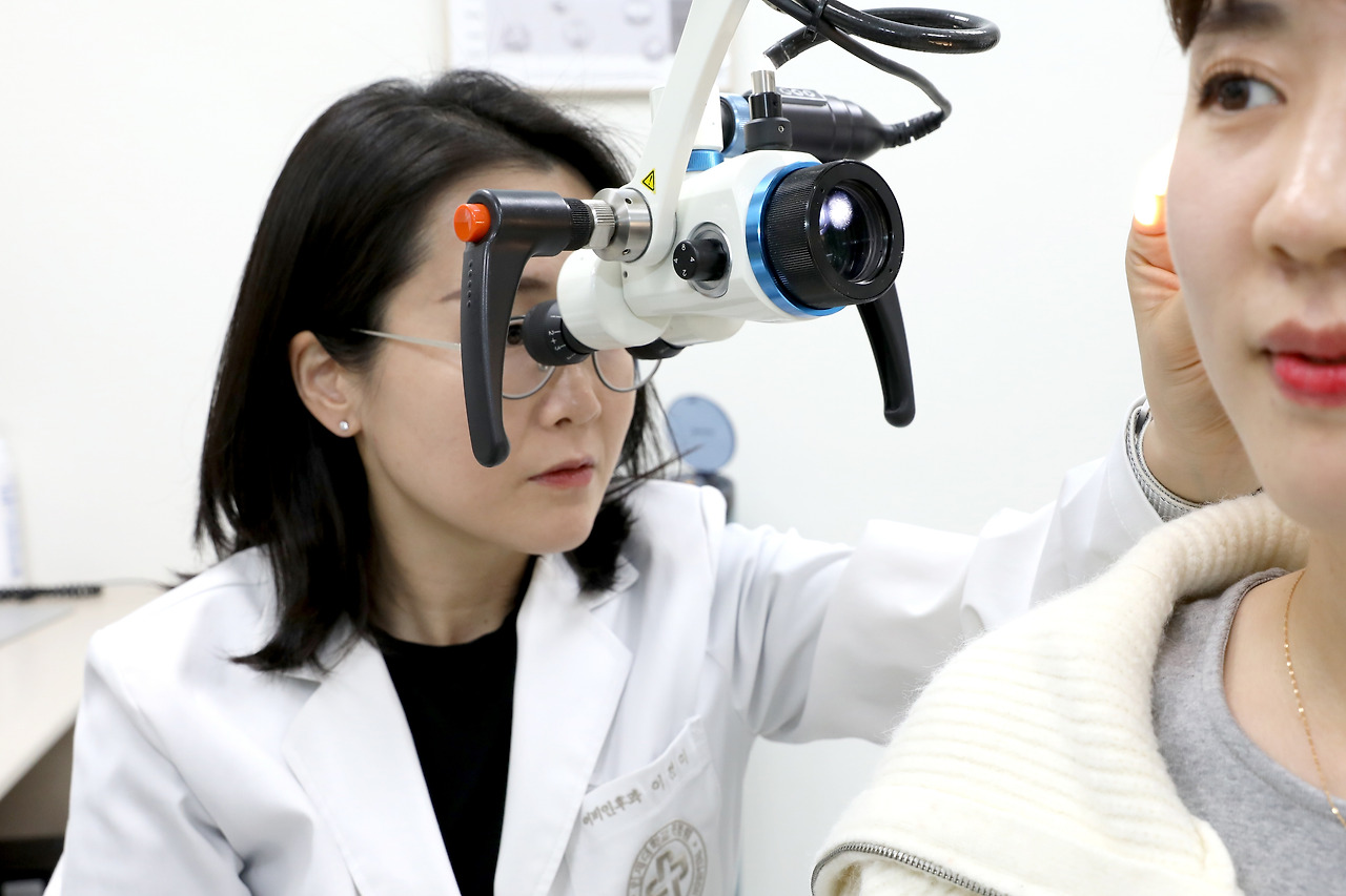 이전미 교수님 진료장면1.jpg