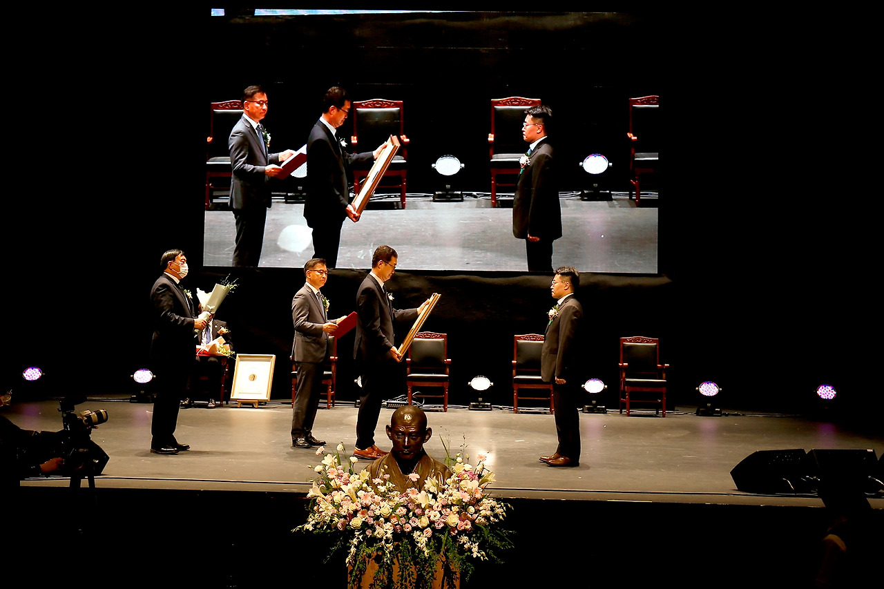 [사진] 김훈 일산백병원 교수(오른쪽)가 17년간 의료 여건이 낙후한 개발도상국을 대상으로 병원 설립과 보건·의료 교육을 지원한 공로로 만해실천대상을 수상했다..jpg