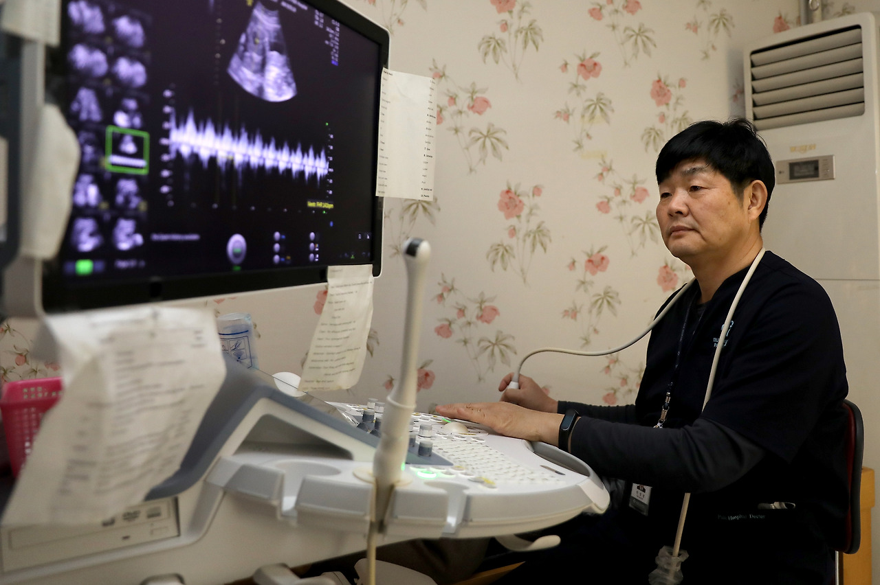 [자료사진] 한정열 일산백병원 산부인과 교수가 임신부 초음파 검사를 시행하고 있다..jpg