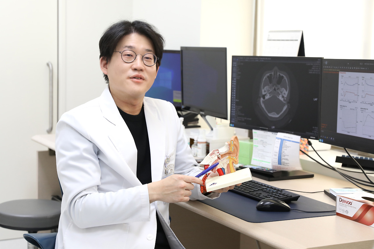 이승재 교수님 진료장면2.jpg