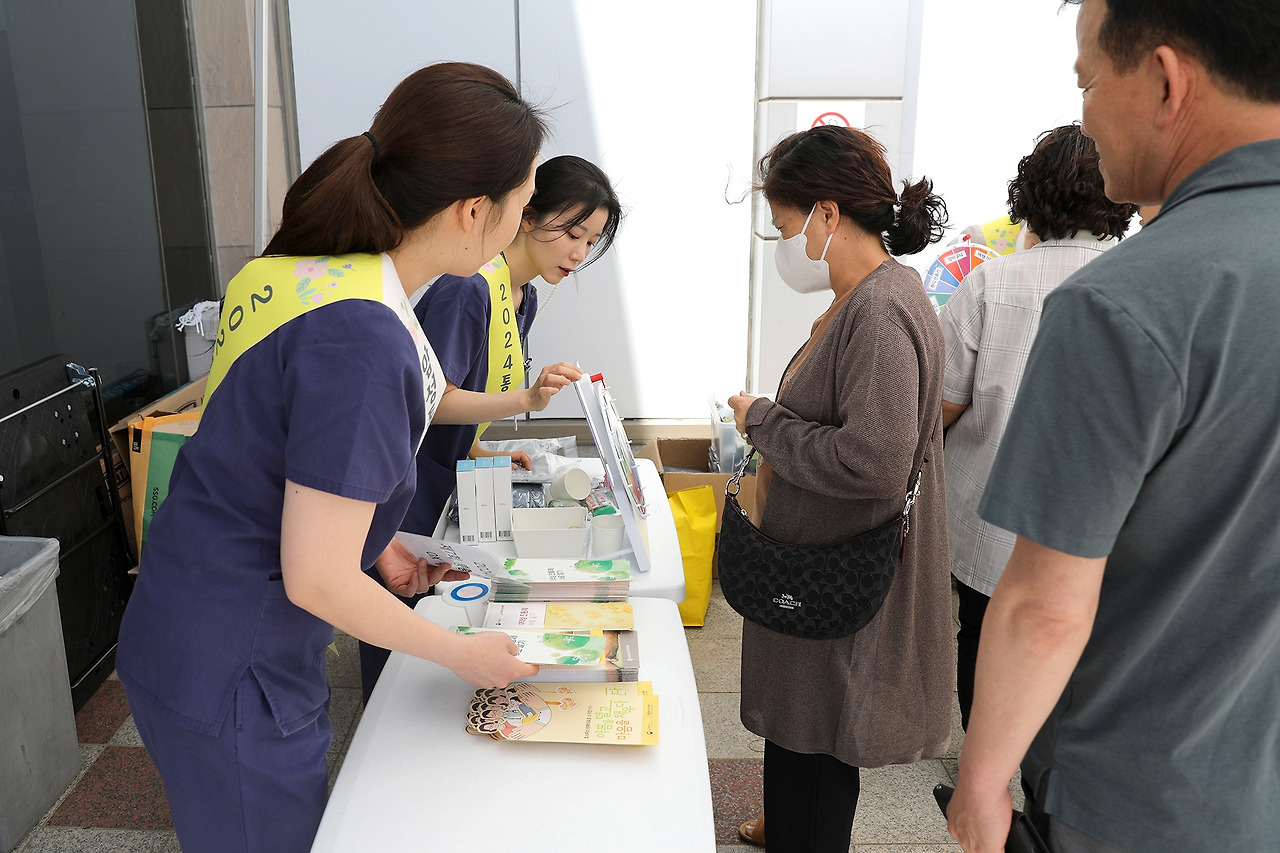 [사진] 일산백병원 호스피스완화의료센터 의료진은 환자와 보호자를 대상으로 통증조절에 대한 설명과 정보제공, 교육자료 배포 등의 활동을 펼쳤다..jpg