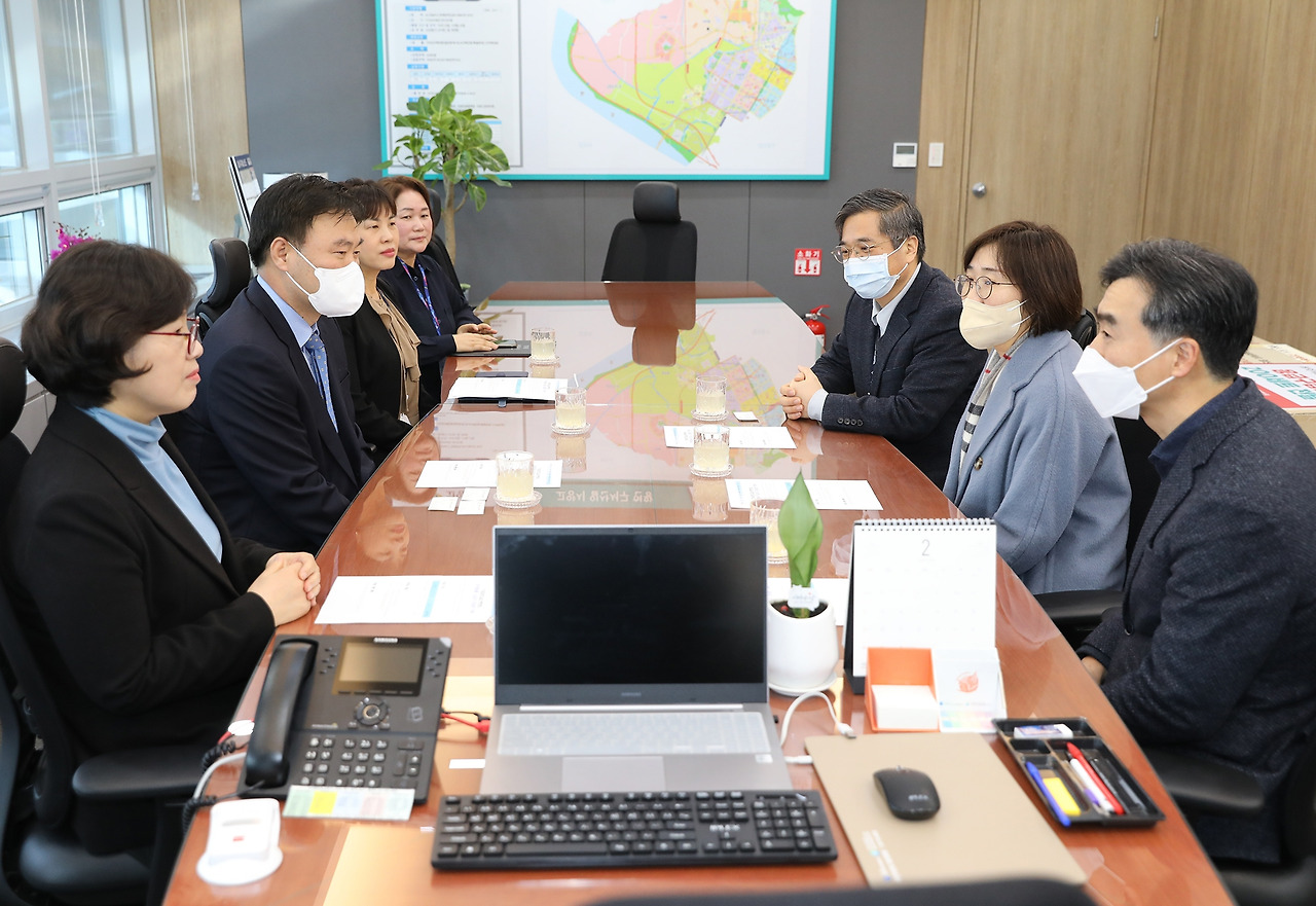 [사진] 일산백병원이 2월 2일 일산서구청 구청장실을 방문해 응급구급함 기부물품 전달식을 가졌다._2.jpg