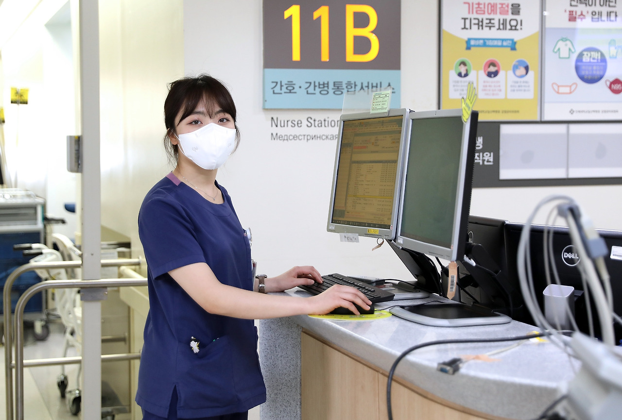 전은정 간호사_업무사진.jpg