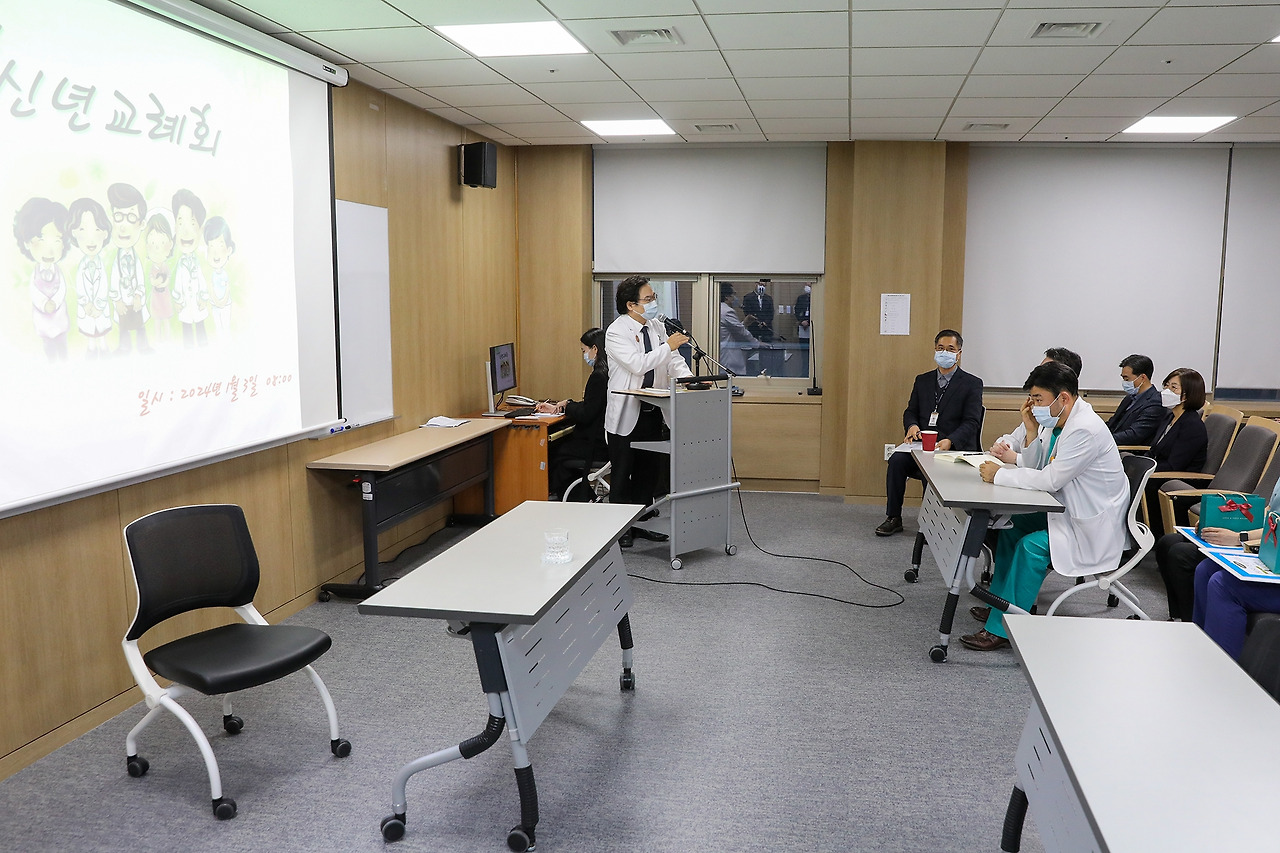 [사진] 일산백병원 이성순 원장이 신년사를 통해 우리병원 전체 시스템이 한 단계 격상하는 한 해가 될 수 있도록 우리 모두 힘을 모아 성공적인 재도약을 위해 함께 노력해 나가자고 말했다..jpg