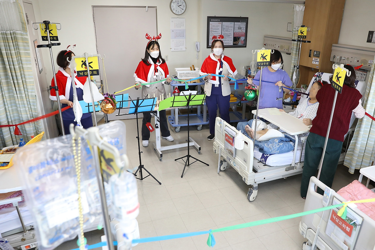 [포토뉴스]인제대학교 일산백병원이 크리스마스를 앞둔 12월 22일 환자들과 입원 가족을 위해 병실에서 작은 음악회를 개최했다..jpg