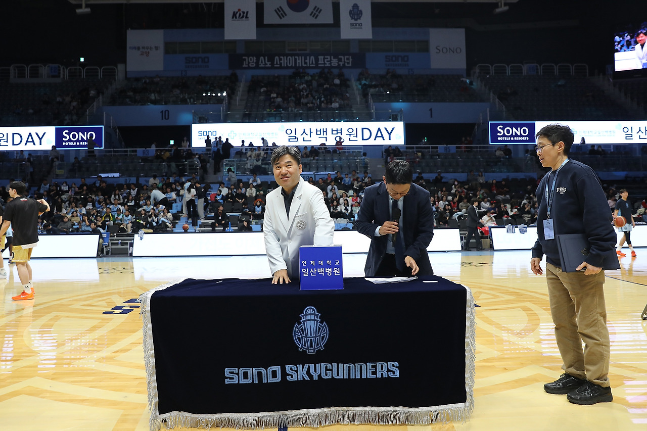 [사진] ‘일산백병원 DAY’ 이벤트에서 최원주 원장이 관중을 대상으로 진행된 경품 추첨에 참여해 당첨자를 발표하고 있는 모습..jpg