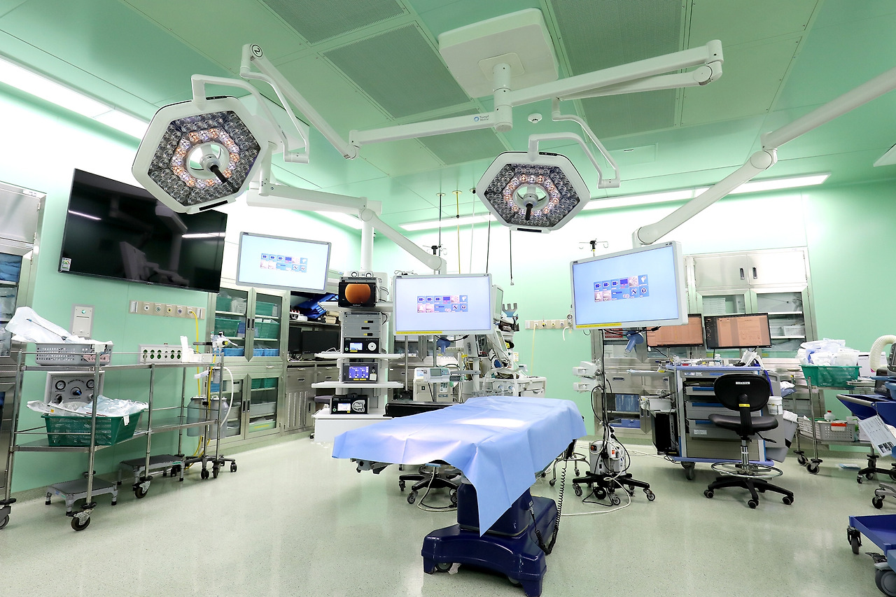 [사진] 일산백병원은 수술실 전체를 스마트스시템으로 새롭게 구축하고, 중환자실을 늘려 고위험 환자에 대한 수술과 수술 후 집중 치료 역량을 대폭 강화했다..jpg