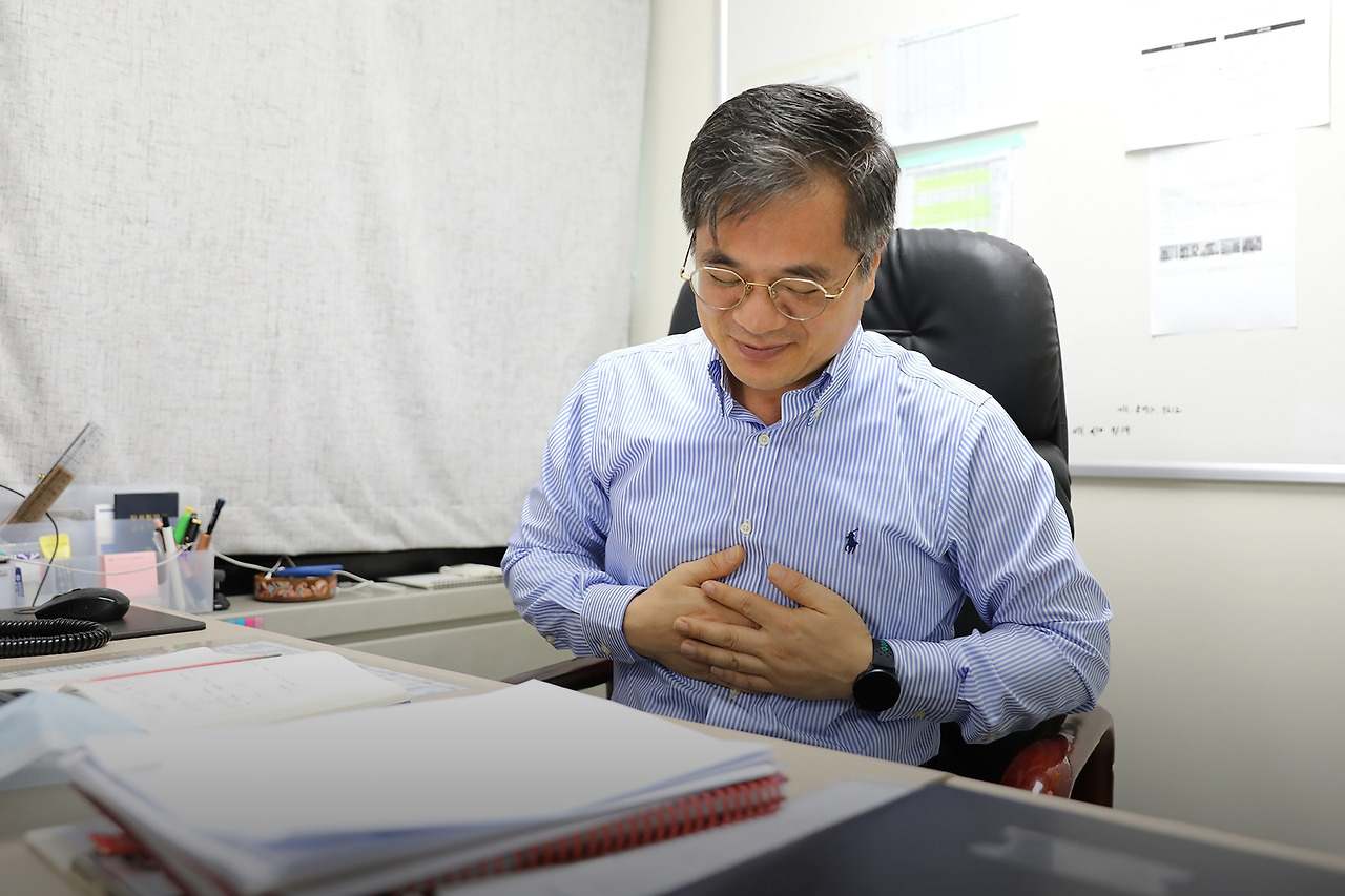 [사진]자주 체하는 소화불량 환자는 고지방식과 증상을 유발하는 음식은 피하고, 스트레스를 관리하는 노력이 필요하다.jpg