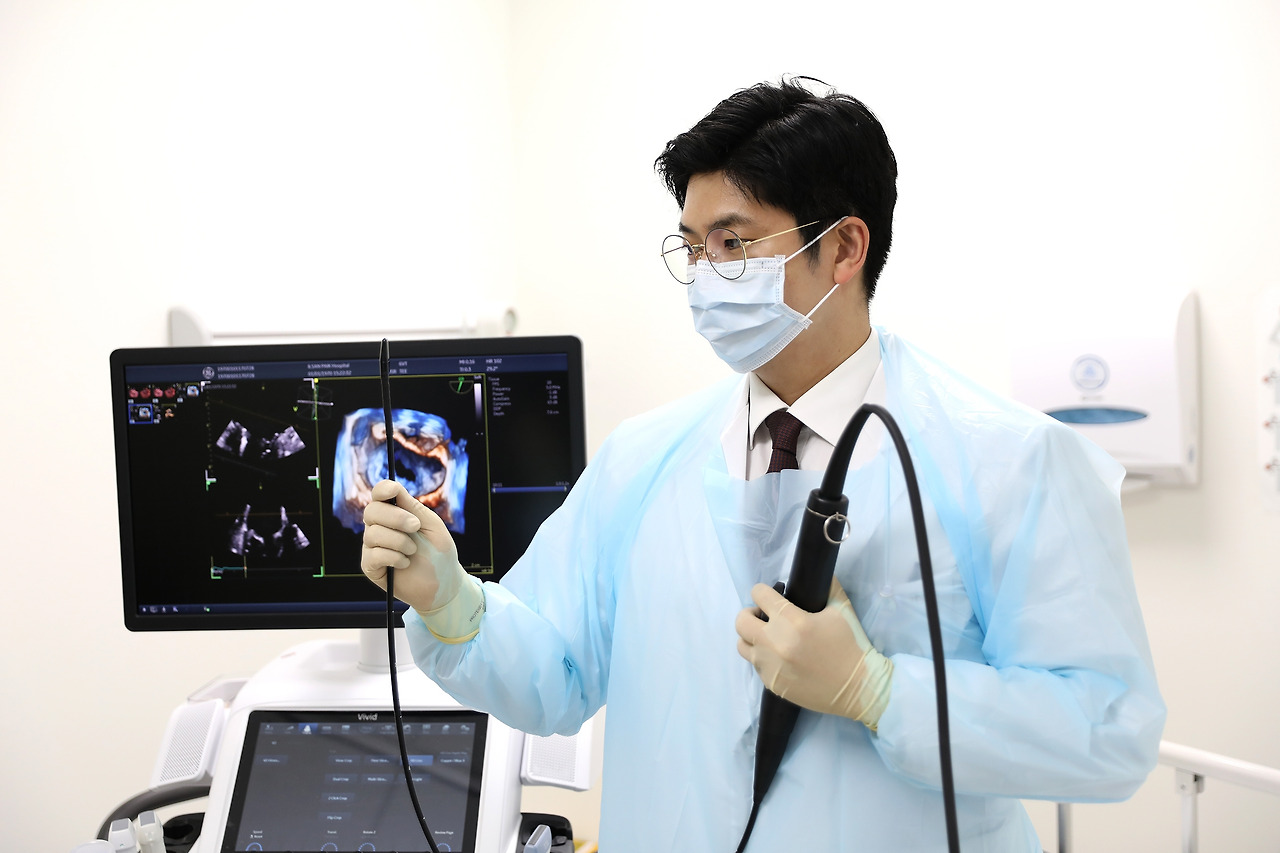 [사진] 경식도 초음파는 식도를 통해 심장 근처에 접근해 관찰하는 검사로 심장 내부의 정밀검사가 가능하다. 이번에 도입한 프로브는 기존 대비 절반이상 부피가 감소해 환자의 불편함은 줄이고 심장 질환 진단의 정확도는 높아졌다..jpg