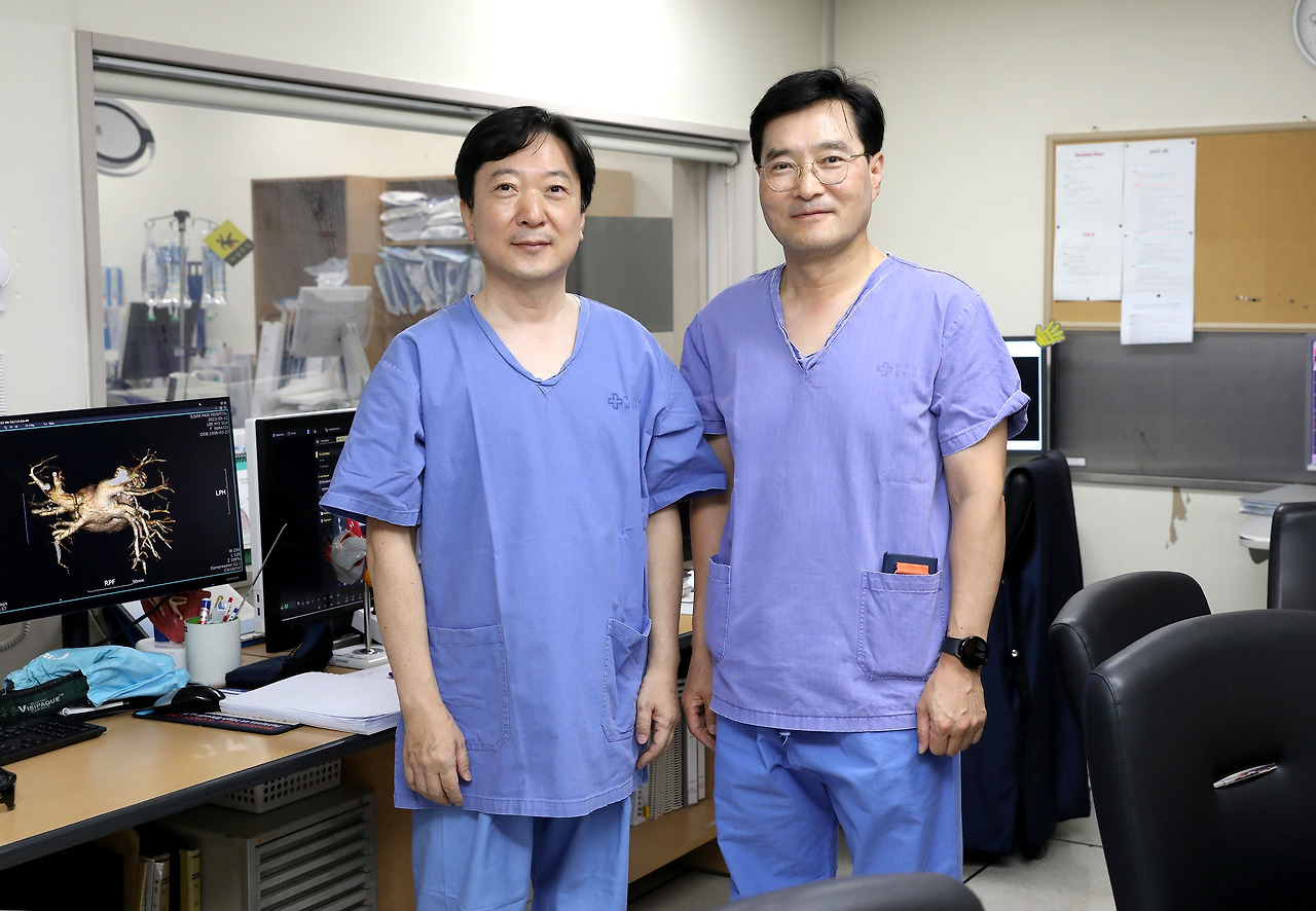 (왼쪽부터)일산백병원 심장혈관센터 남궁준 교수, 삼성서울병원 순환기내과 온영근 교수.jpg