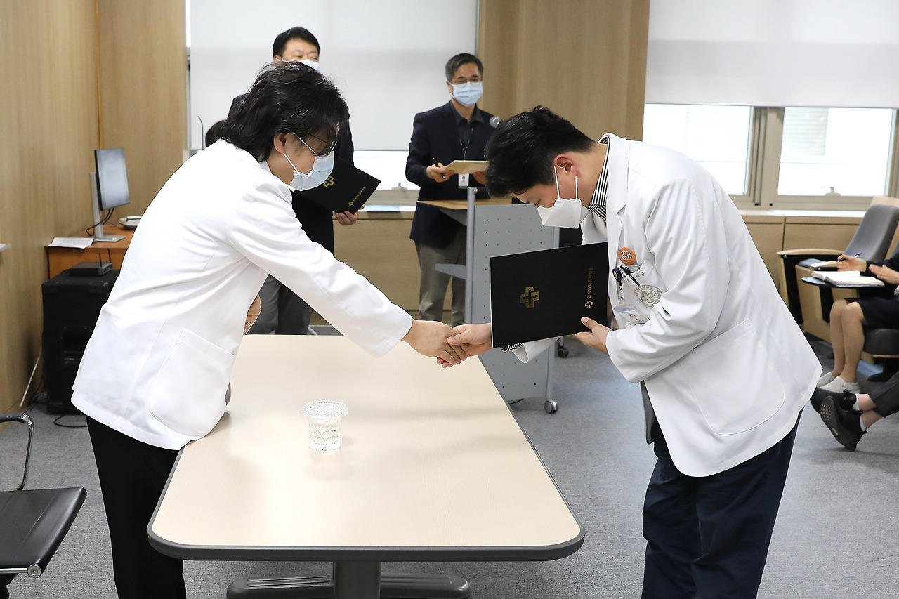 보직교수 발령장 수여_환자경험혁신센터장 구해원 교수.jpg