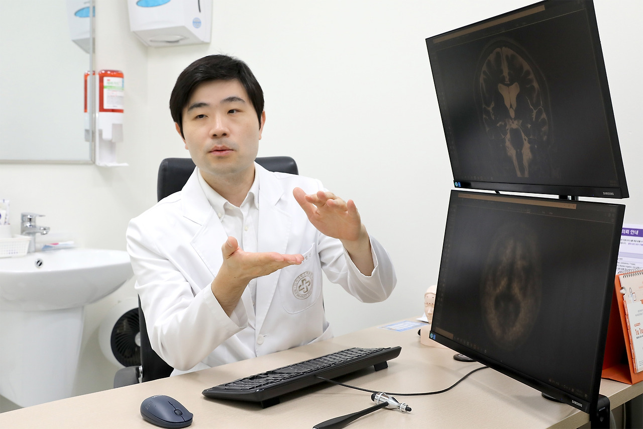 [사진] 이영건 교수는 치매약 복약 지속 여부는 환자의 증상 악화 속도와 직결되기 때문에 의료진과 보호자 간의 긴밀한 소통과 지속적인 복약 관리 체계 구축이 필요하다고 강조했다..jpg