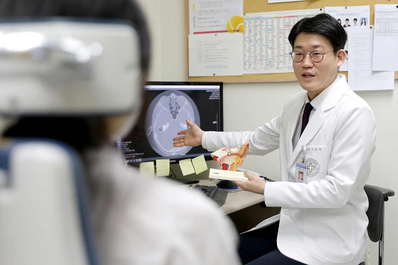[사진] 일산백병원 이비인후과 이승재 교수가 진료실에서 소아 난청의 원인과 치료법에 대해서 설명하고 있다..jpg