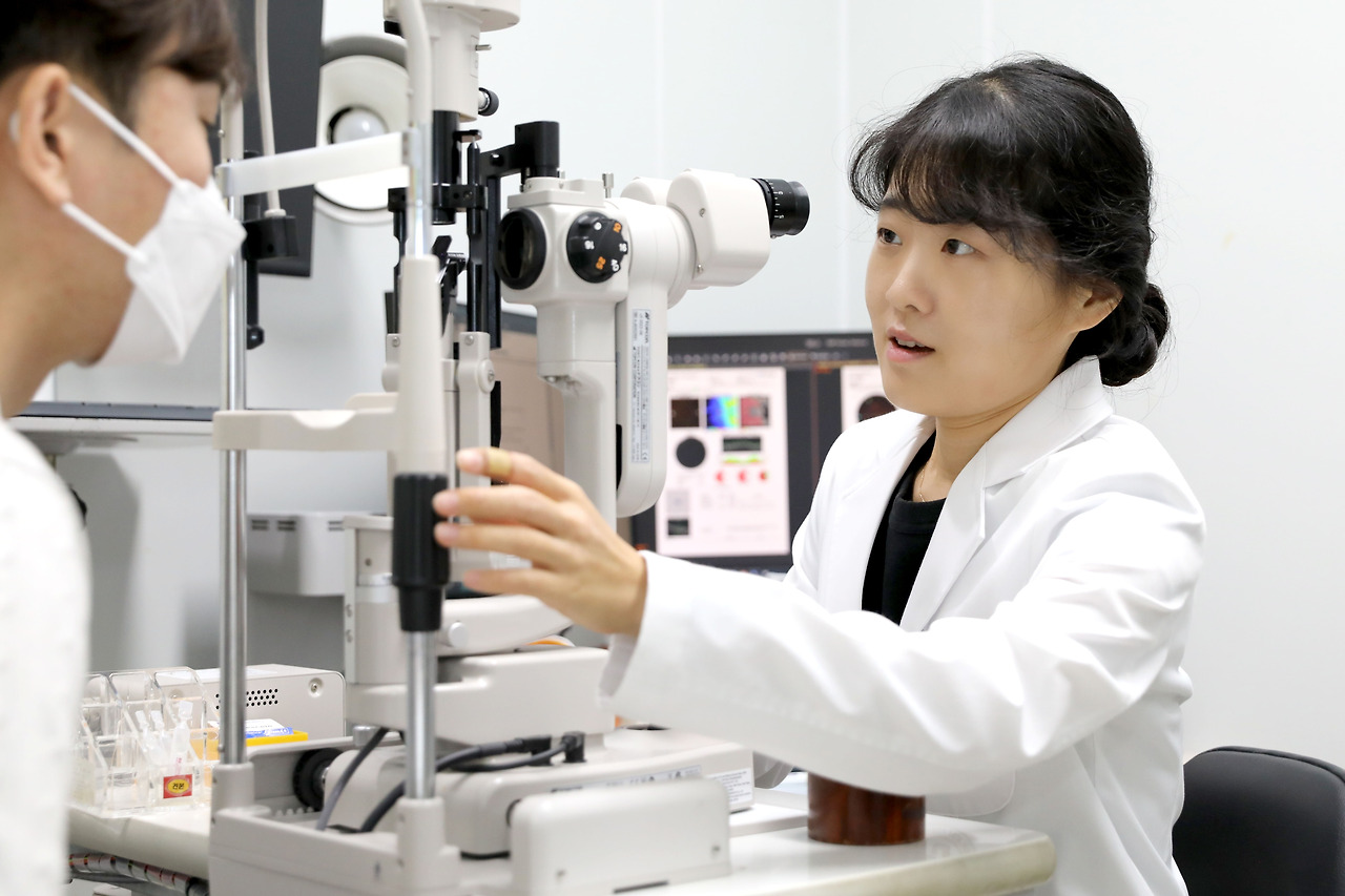 [사진] 강민채 교수 진료장면.jpg