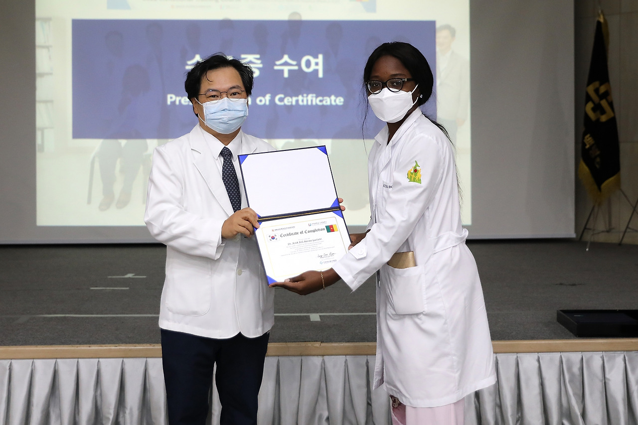 [사진]이성순 일산백병원 원장이 카메룬 가루아위탁병원 연수교육 수료식에서 연수생들에게 수료증과 기념선물을 전달했다..jpg