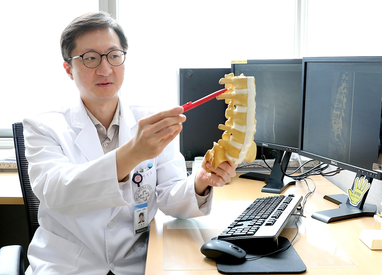 [사진]이병주 일산백병원 신경외과 교수가 등 통증의 원인에 대해서 설명하고 있다5.jpg