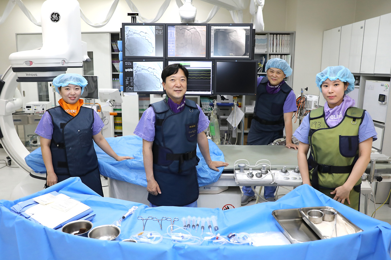 [사진] 남궁준 일산백병원 심장혈관센터장(왼쪽 두 번째)과 3명의 심장혈관센터 전담간호사.jpg