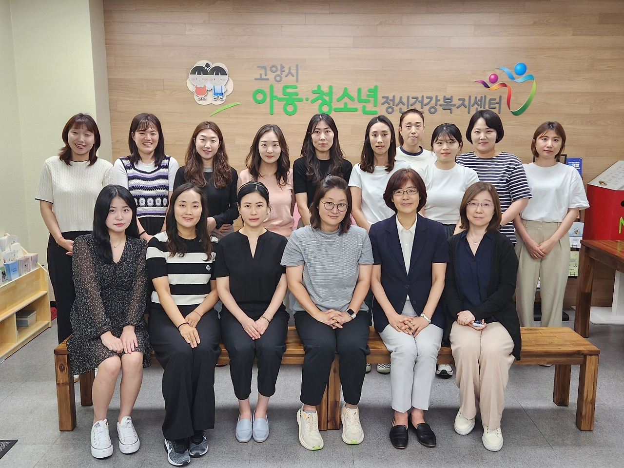 [사진] 김율리 교수가 강의 후 ‘나,너&우리’ 프로그램 강사와 센터 직원들과 기념촬영을 하고 있다..jpg