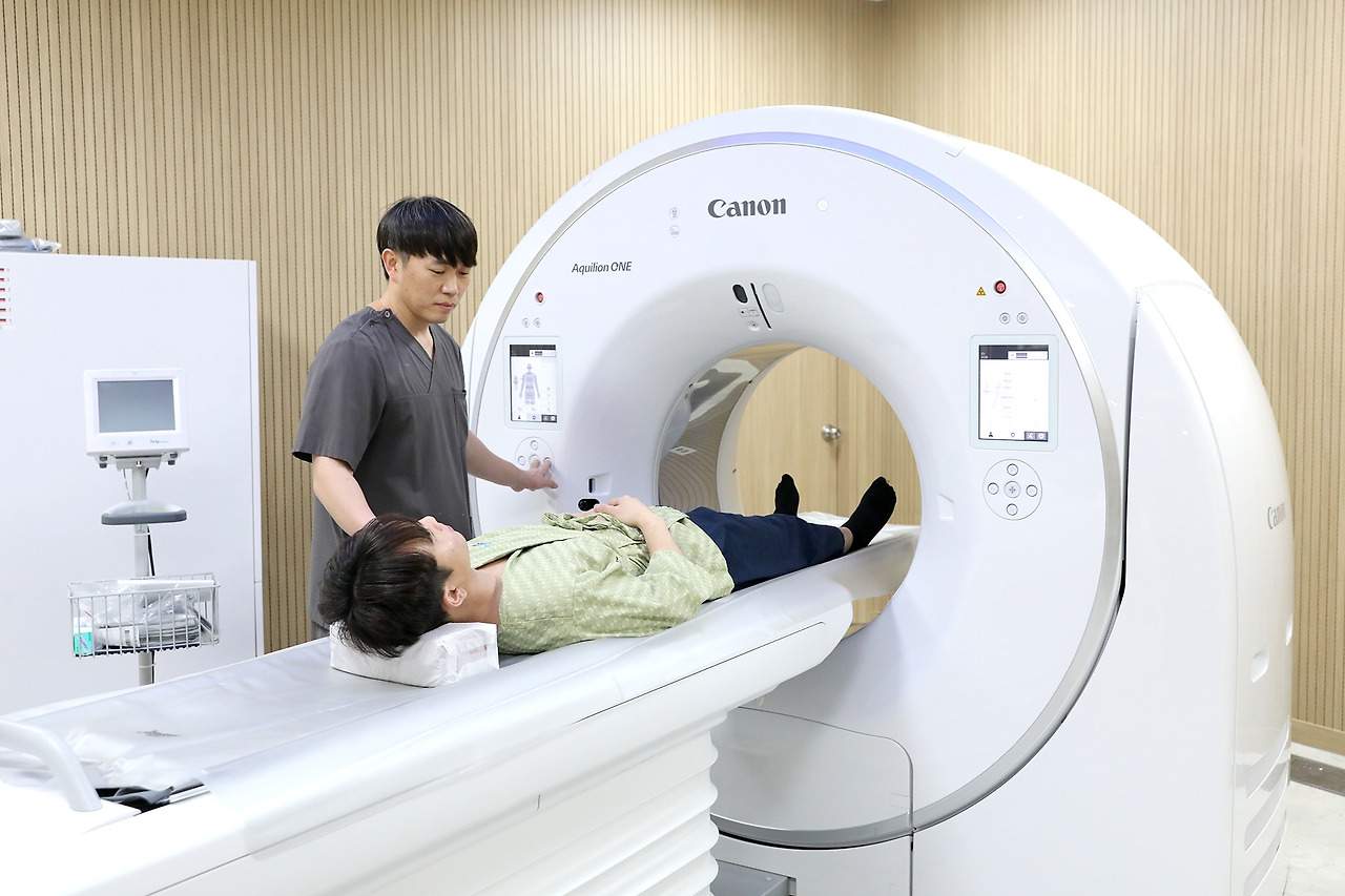 [사진] 캐논 애퀼리언 원 인사이트 CT는 딥러닝 기술을 활용해 초저선량으로도 초고해상도 이미지 구현이 가능해 작고 미세한 병변을 더 정확히 발견할 수 있어 질병의 조기발견에 유리하다..jpg