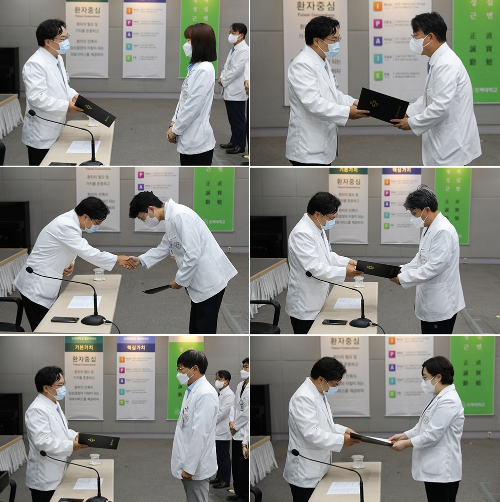 [사진] 이성순 원장이 9월 6일 열린 연석회의에서 신규 보직교수와 책임교수, 내과 분과장, 신임 교원에게 발령장과 임용장을 수여했다..jpg