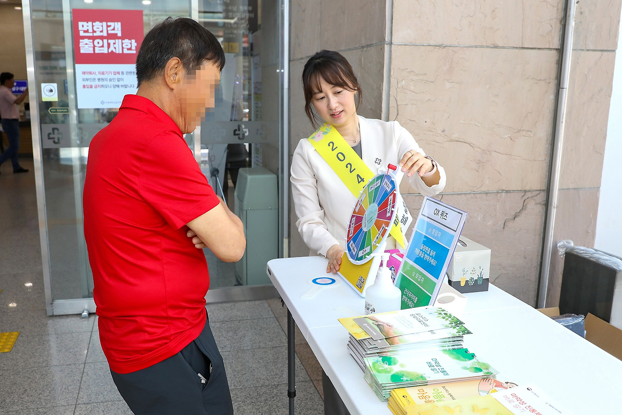 [사진] 일산백병원 호스피스완화의료센터 의료진은 환자와 보호자를 대상으로 통증조절에 대한 설명과 정보제공, 교육자료 배포, 퀴즈 이벤트 등의 활동을 펼쳤다..jpg