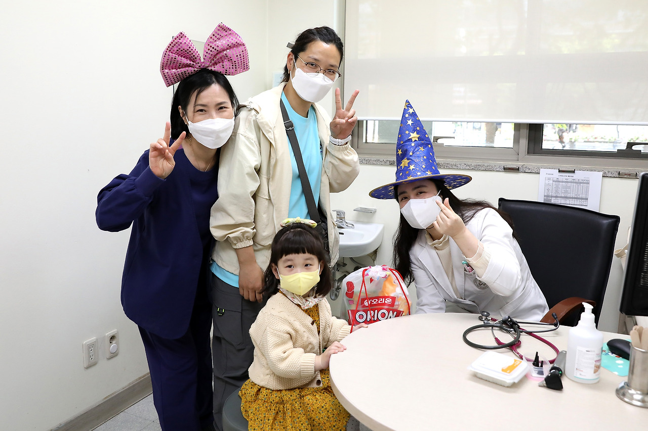 [포토뉴스] 일산백병원 소아청소년과 최유진 교수가 진료를 마친 어린이들에게 오리온 과자선물세트를 전달하고 기념촬영을 진행했다..jpg