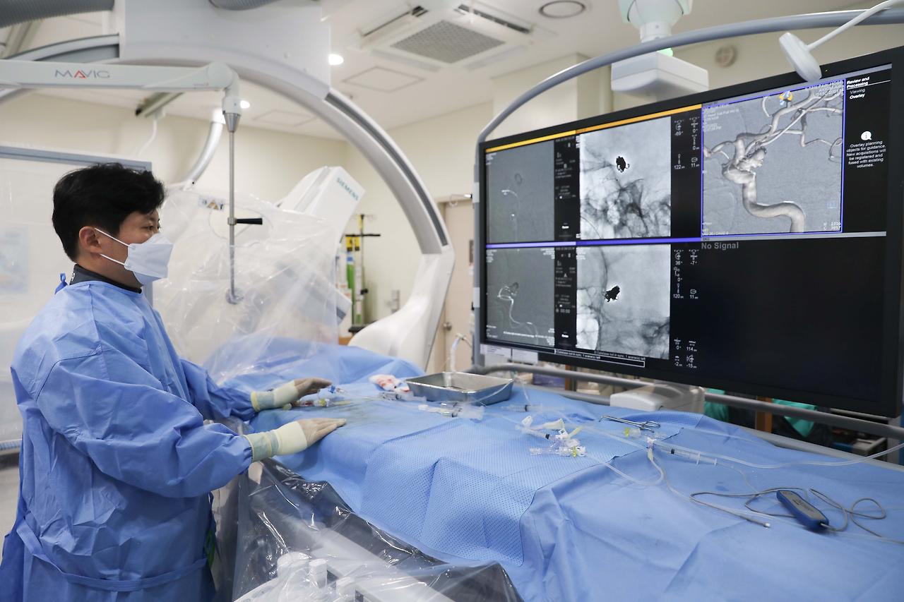 [사진] 일산백병원 신경외과 구해원 교수가 뇌동맥류 치료법인 '코일색전술'을 시행하고 있다..jpg