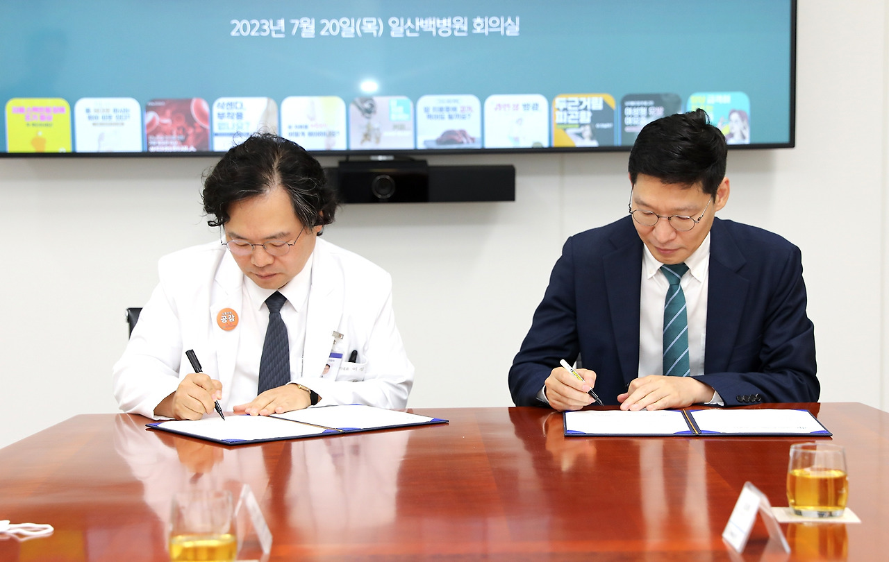 이성순 원장과 황보율 대표가 협약식 서명을 진행하고 있다.jpg