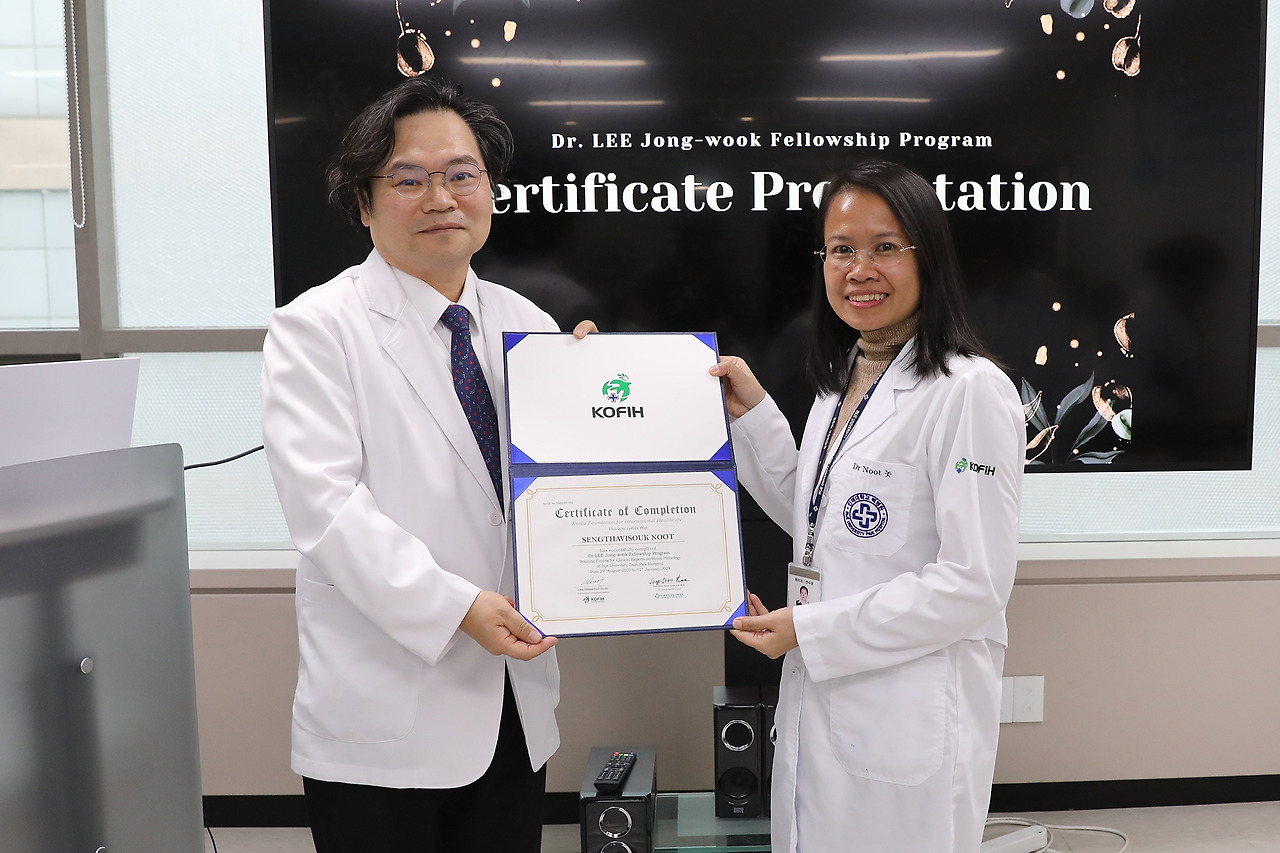 [사진]이성순 일산백병원 원장(왼쪽)이 이종욱 펠로우십 프로그램에 참여한 라오스 연수생에게 수료증을 전달하고 있다..jpg
