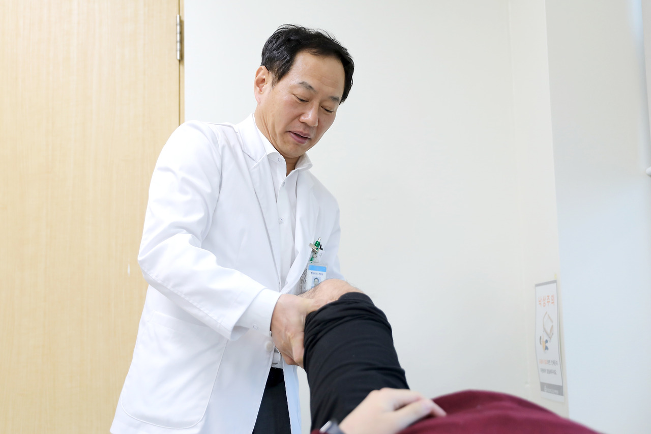 [사진] 나경욱 일산백병원 정형외과 교수 (1).jpg